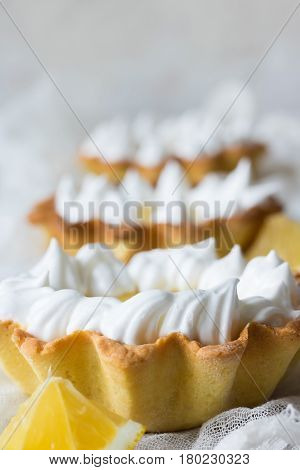 Lemon tartlets with brewed lemon cream and wet meringue