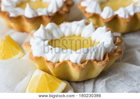 Lemon tartlets with brewed lemon cream and wet meringue