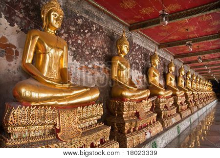 Statua di Buddha In fila affiancato da destra