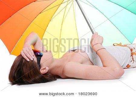 Giovane donna con il colpo di calore sdraiato sulla spiaggia.