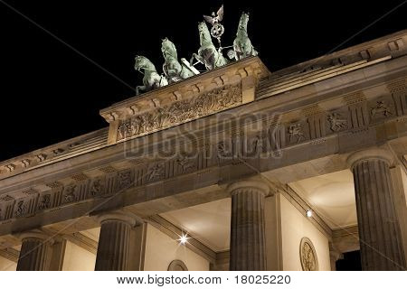 Бранденбургские ворота в ночное время