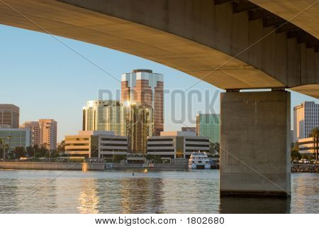 Ponte di Queensway Long Beach di notte
