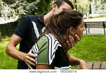 a guy helping a young girl with the heimlich desobstruction while she's choking