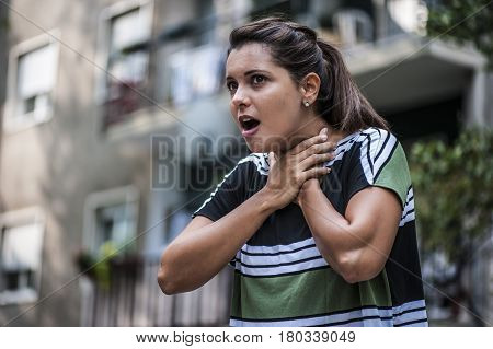 a guy helping a young girl with the heimlich desobstruction while she's choking