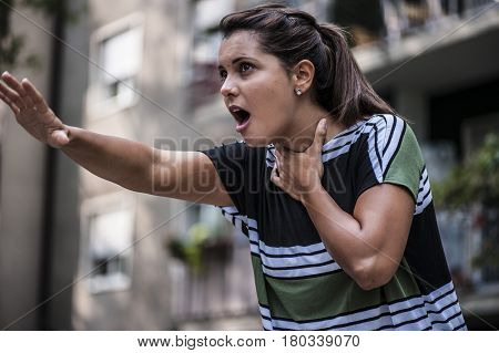 a guy helping a young girl with the heimlich desobstruction while she's choking