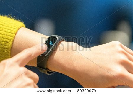 Women touching fitness smart band on her hand