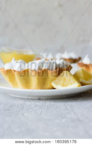 Lemon tartlets with brewed lemon cream and wet meringue