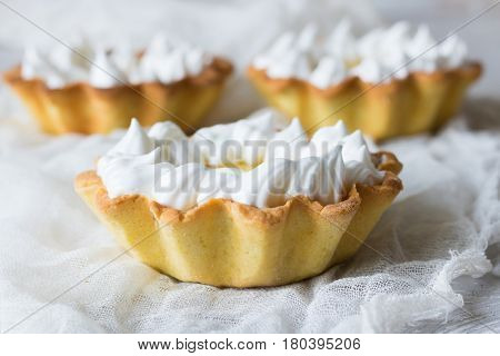 Lemon tartlets with brewed lemon cream and wet meringue