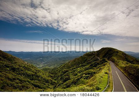 Uso de la vía verde con cielo azul para coche adv