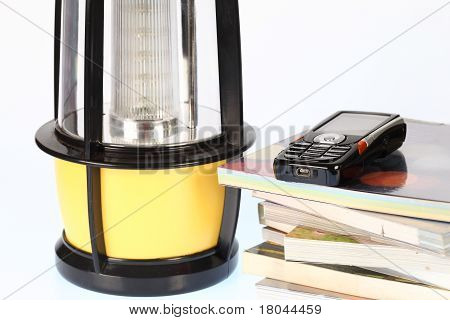 telefono sullo stack di libro