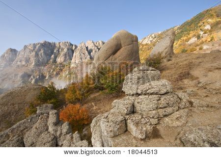 Struiken en rotsen in Crimea bergen. Mist wordt gestart. Demerdgi. Oekraïne.