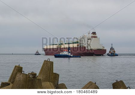 LNG TANKER AND TUGBOAT IN SWINOUJSCIE - The tanker sails on a cruise to Qatar