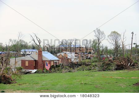 SAINT LOUIS, MISSOURI - 23 aprile: Case danneggiate mostrano tetti coperti tarp dopo Tornado ha colpito la Brid