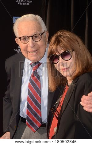 LOS ANGELES - APR 6:  Walter Mirisch, Lee Grant at the 2017 TCM Classic Film Festival Opening Night Red Carpet at the TCL Chinese Theater IMAX on April 6, 2017 in Los Angeles, CA