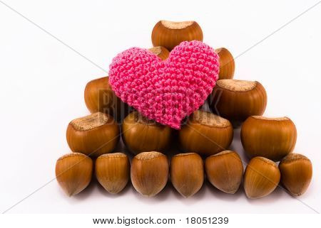 หัวใจสีชมพูและ hazelnuts