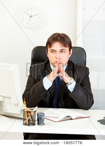 사무실에서 책상에 앉아 생각에 잠겨있는 현대 비지니스 맨
