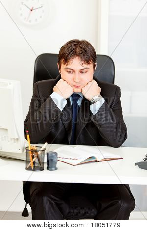 손에 사무실 책상, 계속 머리에 앉아 생각에 잠겨있는 사업가