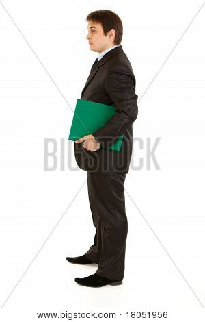 폴더를 손에 들고 심각한 현대 사업의 전체 길이 세로 흰색 절연