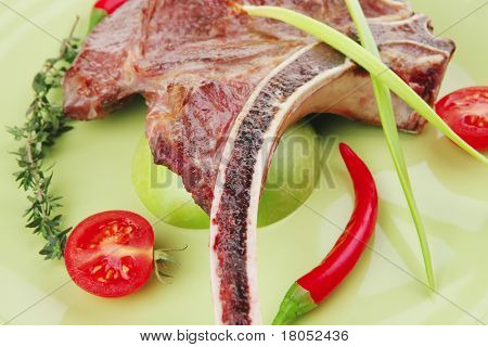 santoreggia: arrosto di manzo di ricambio rib su verde piatto con posate Timo pepe e pomodoro isolato sopra whi