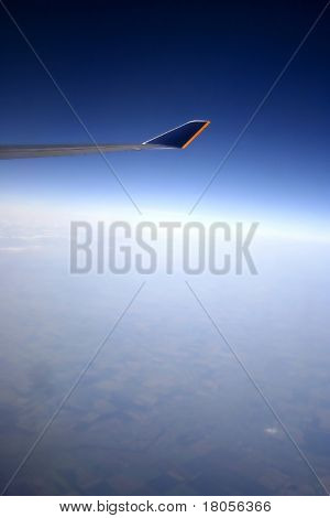 Et Luftfoto fra ud af en flyvemaskine vinduet i stor højde viser jorden nedenfor