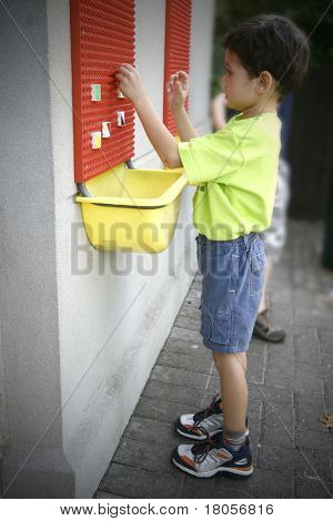 一个小男孩在墙上建设积木玩具独占。