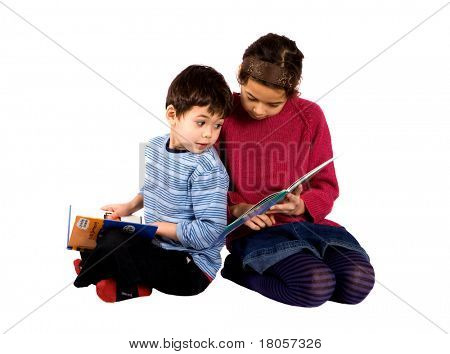 Ein kleines Mädchen teilen ihr Märchenbuch mit ihrem Bruder, isolated on White.
