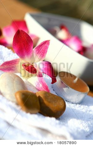 Ulkoilu, illalla Hieronta sessi näytetään Orchid- ja kynttilät spa-ympäristössä, jossa on valkoinen pyyhe
