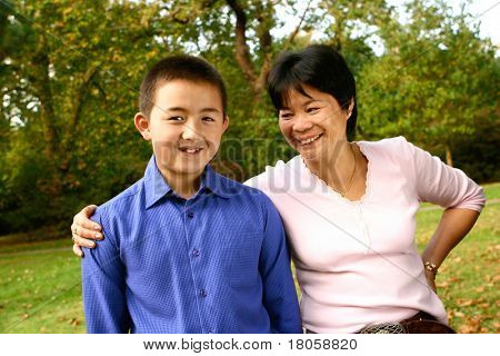그녀의 어린 아들과 함께 농담을 공유 하는 태국 엄마 간 결혼가 공원에서 야외