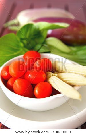 Taze yeni düzenleme domates, babycorn, bok choi ve patlıcan sebze aldı