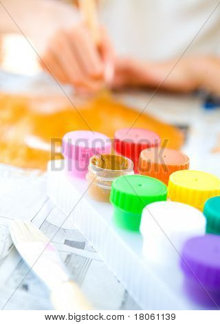 แถวมีสีสันสีอวยทาสีมือเด็กในพื้นหลัง