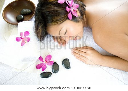 Mladá asijská žena uklidňující na masážní lůžko terapie v lázních