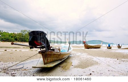 หางยาวเรือควั่นบนชายหาดที่น้ำลงบริเวณอ่าวกระบี่ ประเทศไทย