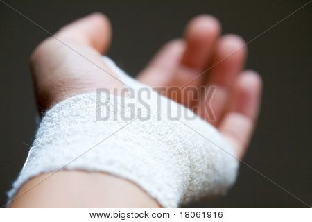 Persona con polso fasciato
