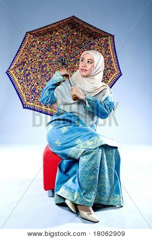 Giovane donna islamica in abiti tradizionali