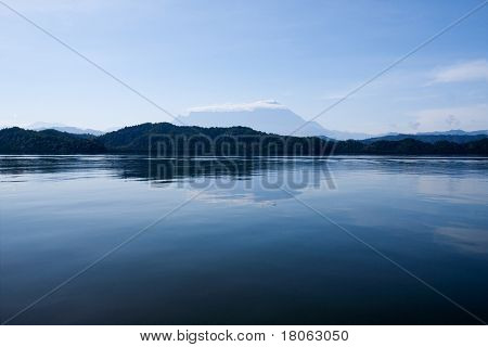 Vista do Monte Kinabalu no horizonte distante, visto do lago interior em Sabah