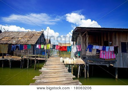 Veiw di legno case nel villaggio di acqua vicino Tuaran, Malaysia Sabah.
