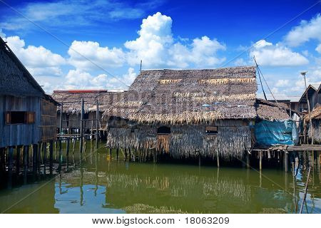 Tetto in legno case su palafitte nel villaggio di acqua vicino Tuaran, Sabah Malaysia