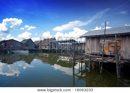 Legno case nel villaggio di acqua vicino Tuaran, Malaysia Sabah.