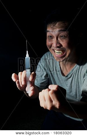 Aufgeregt Drug addict mit Spritze in der hand