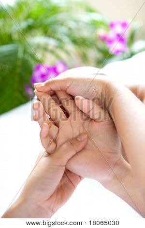 Donna riceve mano massaggio nella spa