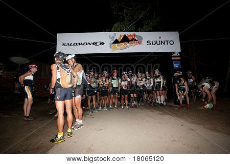 SABAH, Maleisië - 2 APRIL: Deelnemers beginnen klaar voor de kickstart op de vroege ochtend 3 am 
