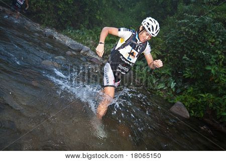 SABAH, MALEISIË - 2 APRIL. Deelnemer racing rivier naar bestemming in de race, Sabah Adven