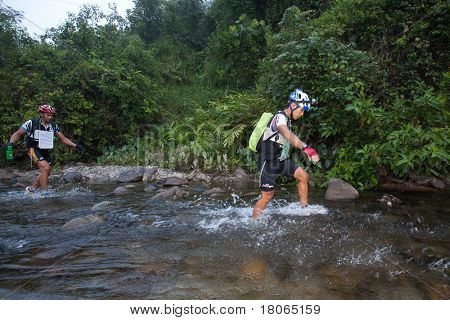 SABAH, MALEISIË - 2 APRIL.  Een racer uit een deelnemende team maakt zijn weg in een rivier in de 