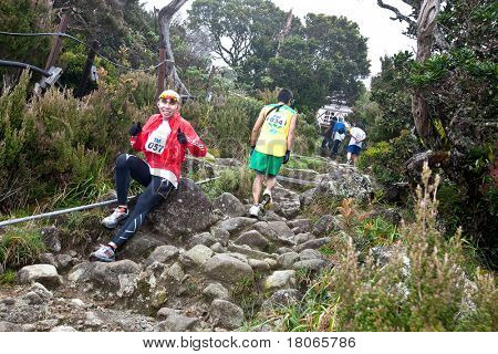 MT KINABALU, SABAH - 25 Ekim: Mt Kinabalu International Climbathon h çalışan katılımcı