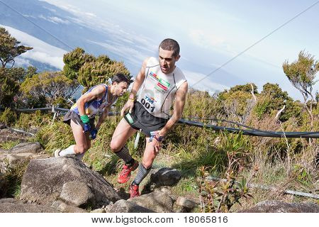 MT KINABALU, SABAH - 25 Ekim: Katılımcıların Mt Kinabalu düzenlenen Uluslararası Climbathon içinde tırmanmak 