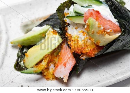 (İçinde yosun sarılmış) Japon surimi Yengeç sopa ve avokado temaki closeup.