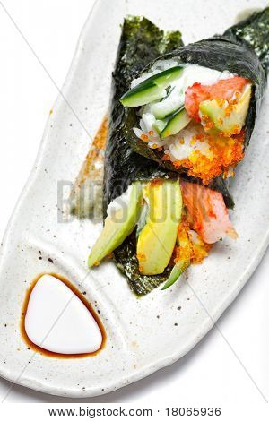 (İçinde yosun sarılmış) Japon surimi Yengeç sopa ve avokado temaki closeup.
