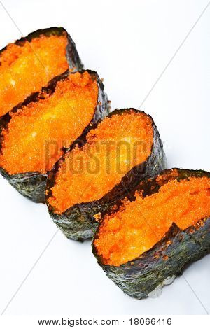Giapponese sushi con uova di pesce, riso e alghe