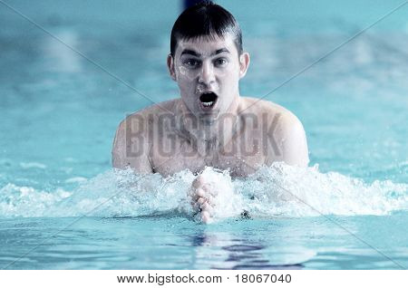 Schwimmer Schwimmen in die waterpool