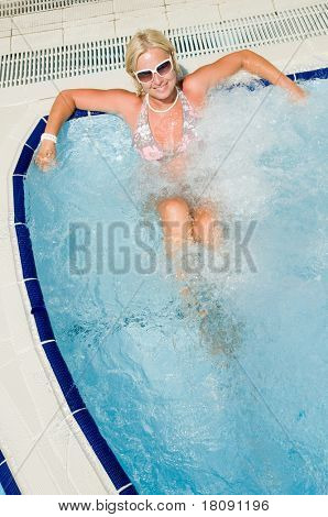 Vacaciones de verano - mujer en piscina